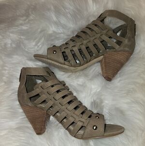 NWT Vince Camuto Taupe Strappy Sandals Womens 7